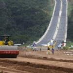 BTP CÔTE D’IVOIRE – POSE D’UNE PREMIÈRE POUTRE  DE 330 Tonnes SUR LES NOUVELLES SEMELLES DU PONT HOUPHOUET BOIGNY